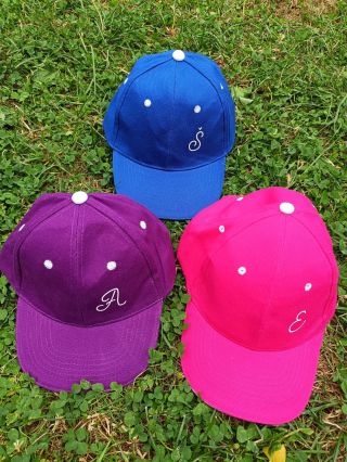 Třikrát originální pokrývka hlavy-a hurá na dovolenou☀️💜🩷💙 P.S.Tyhle kšiltovky na eshopu zatím nejsou, ale kdyby byl...